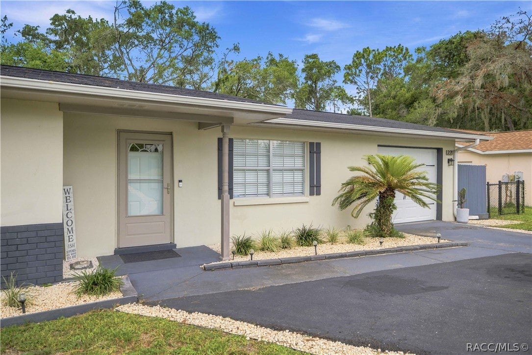 221 E Inverness Boulevard