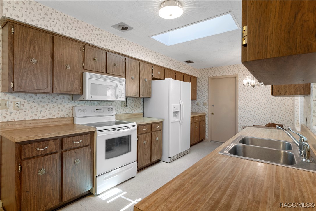 80 Roosevelt Boulevard, Beverly Hills, New York image 17