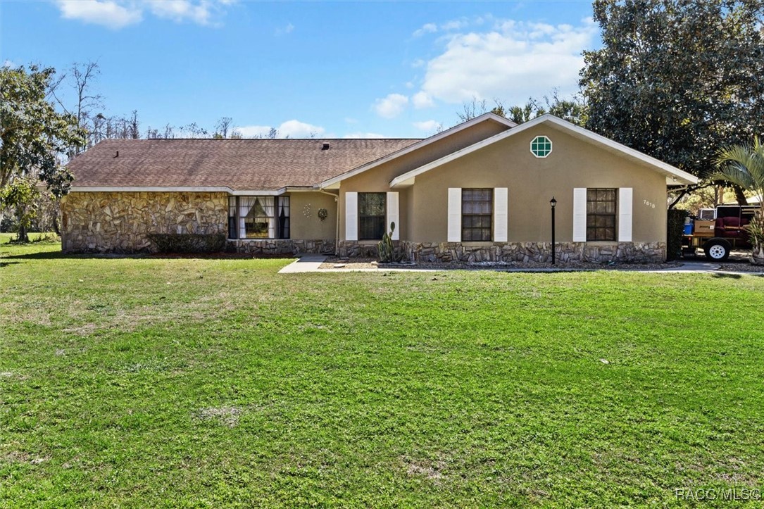 7618 W Golf Club Street, Crystal River, Florida image 2