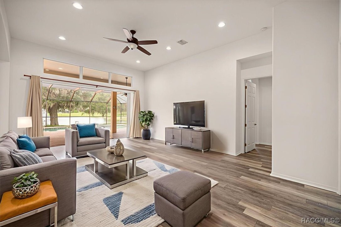 1125 W Beagle Run Loop