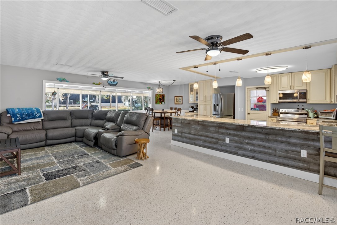 1115 SE Kings Bay Drive