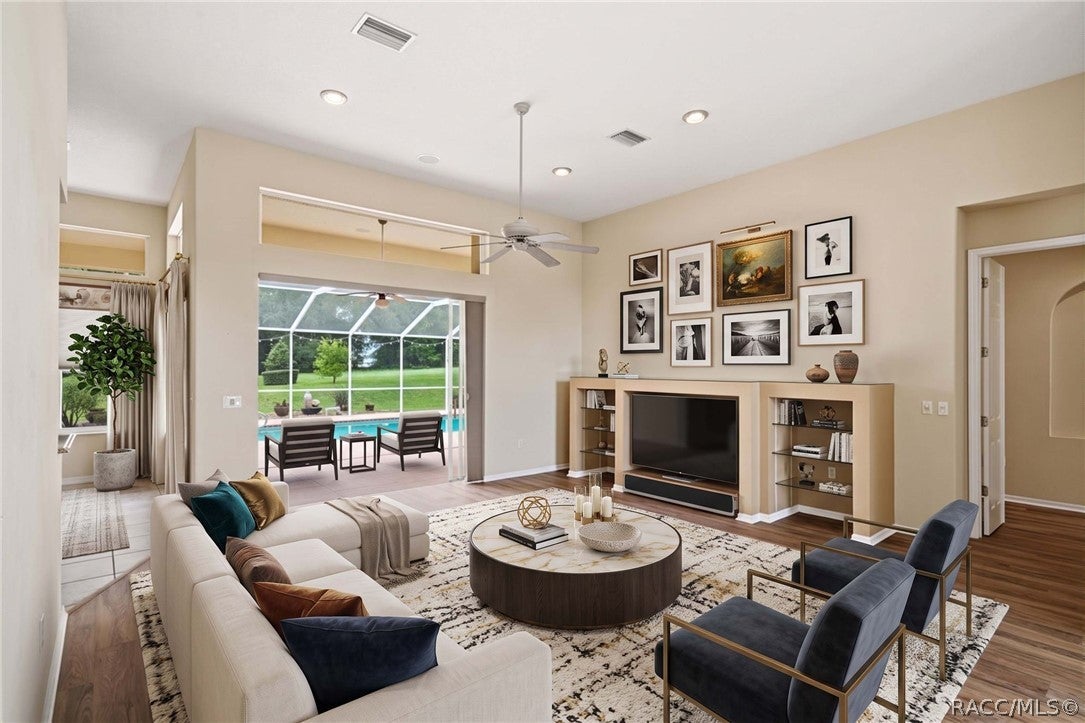 926 E Triple Crown Loop