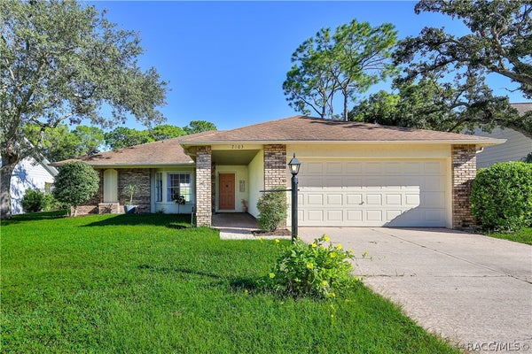 7103 CROWN OAKS DR, SPRING HILL, FL 34606 - Image 9c5ee4e3666d1dbbf4dccf2dde4a2c9b/2269337814