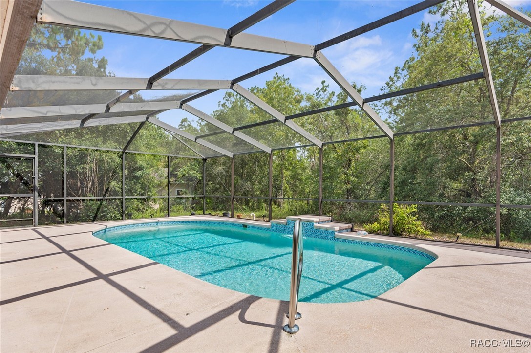 8518 N Linwood Loop