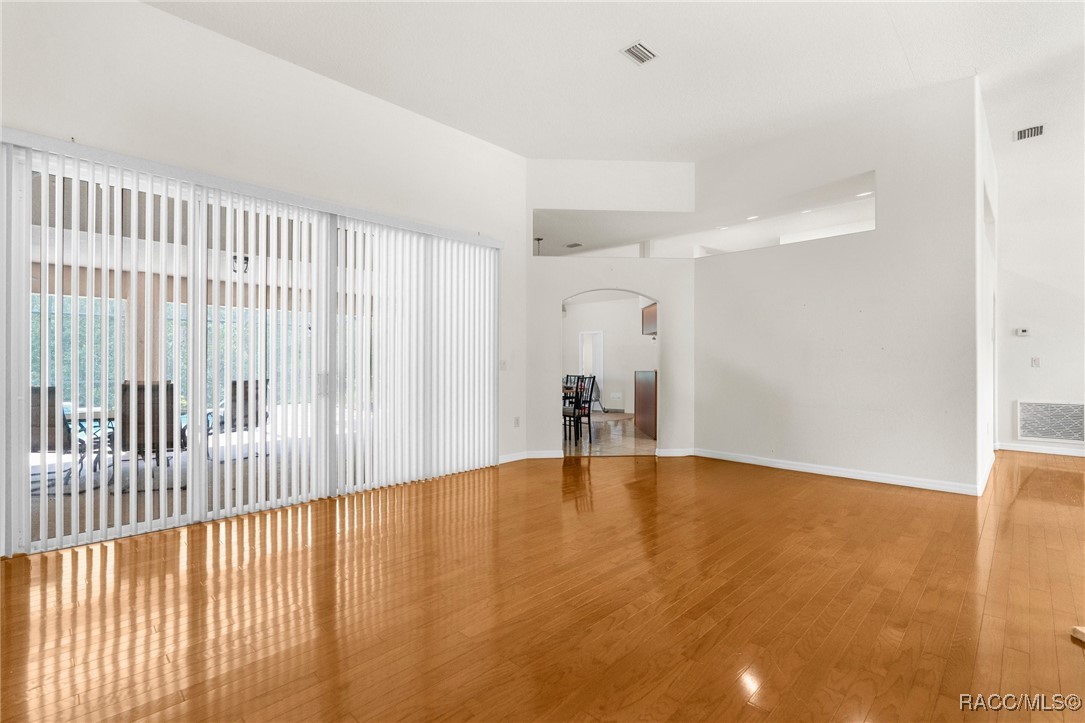 8518 N Linwood Loop