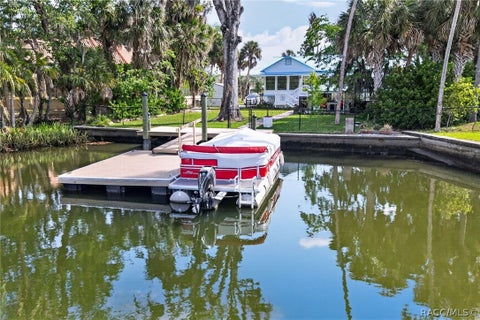 Homes For Sale - 1174 SE Kings Bay Drive<br/> Citrus County, Crystal River, FL 34429