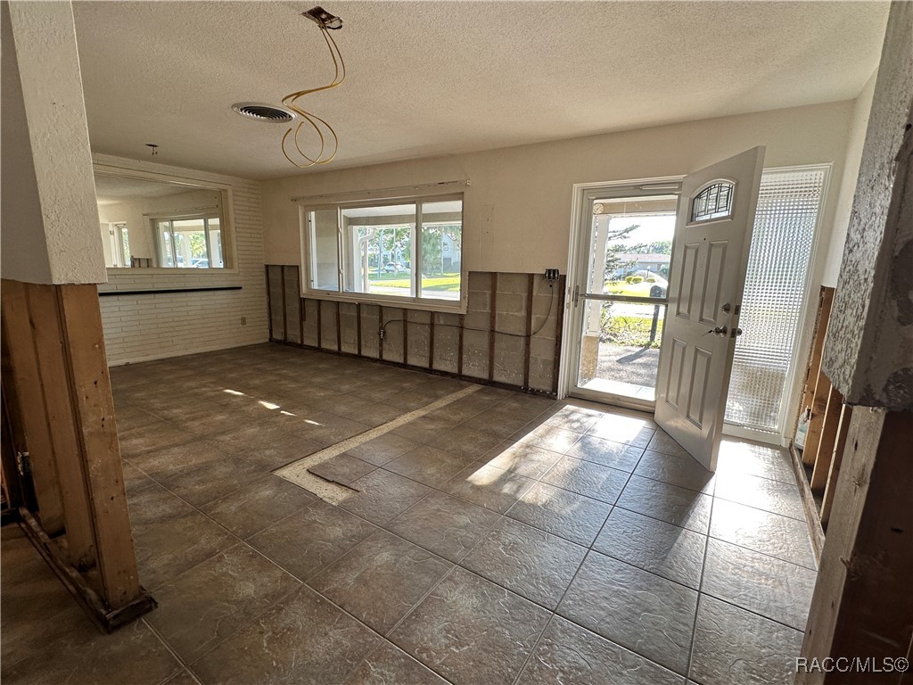 1203 SE Kings Bay Drive, Crystal River, New York image 3