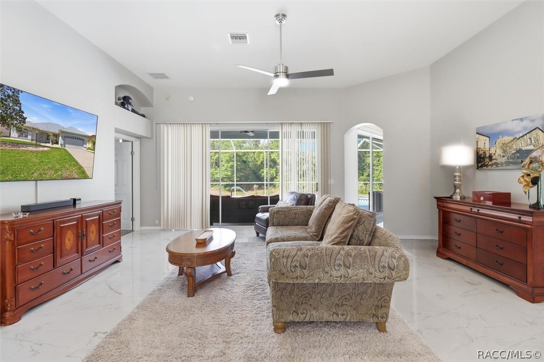 434 W Crestmont Court