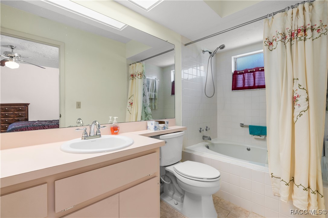 906 W Colbert Court, Beverly Hills, New York image 21