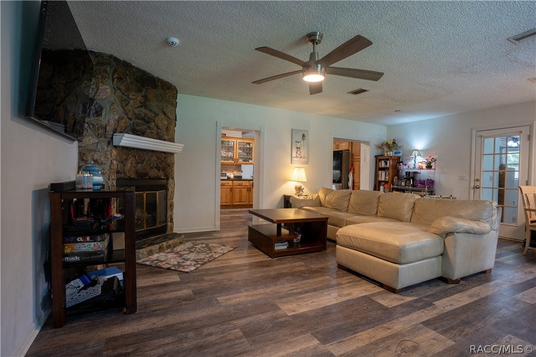 6046 E Loring Lane