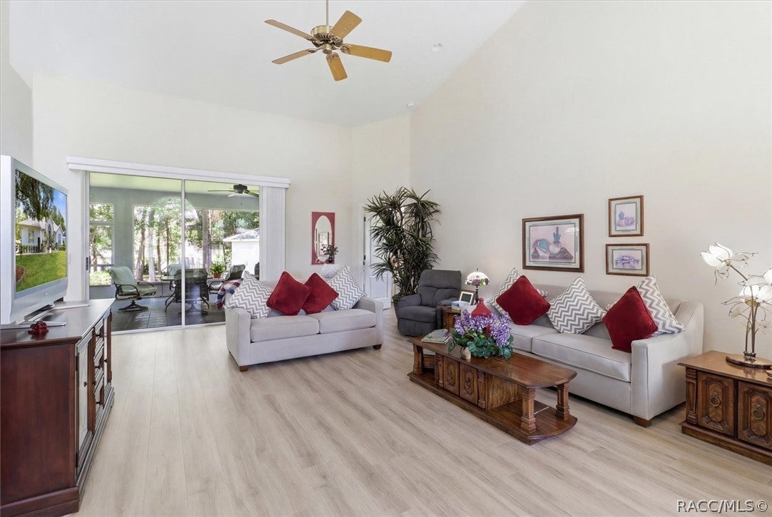 1886 E Saint James Loop