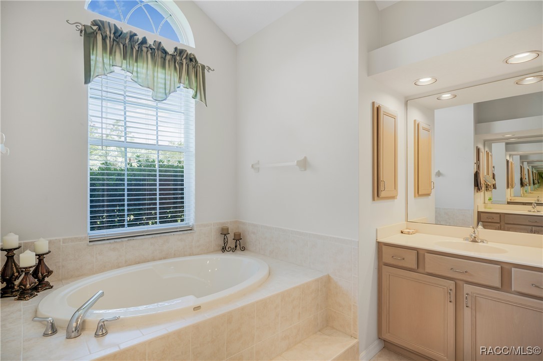 5771 N Carnation Drive, Beverly Hills, New York image 26
