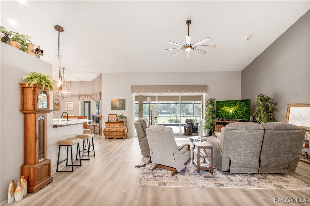 5771 N Carnation Drive, Beverly Hills, New York image 16