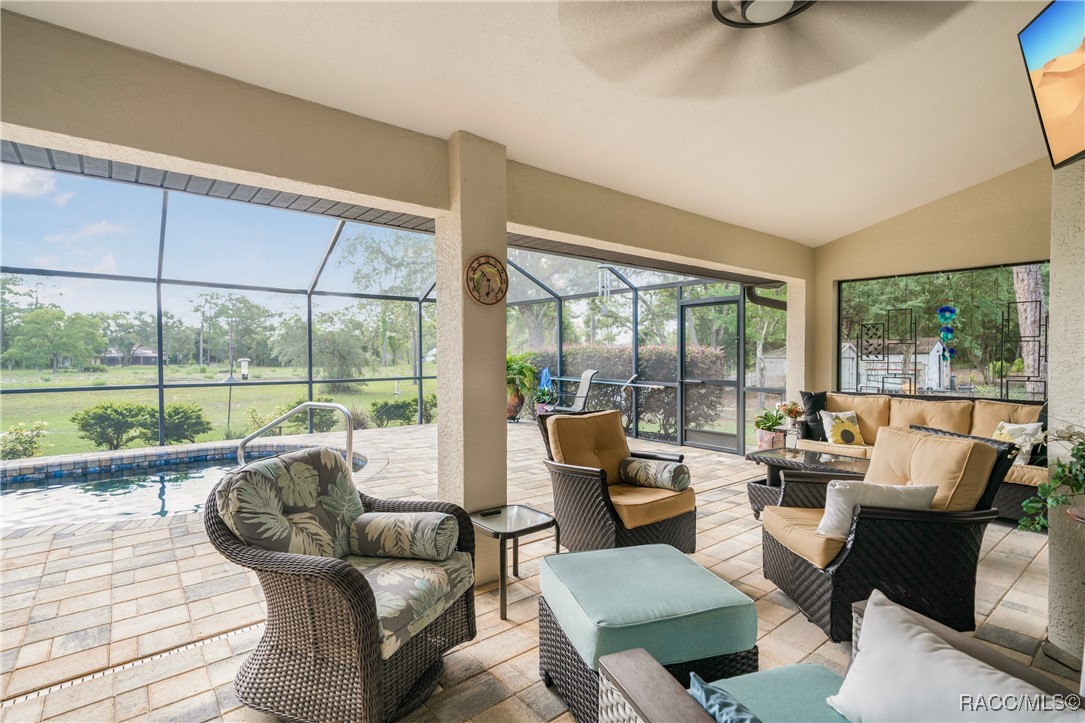 5771 N Carnation Drive, Beverly Hills, New York image 38