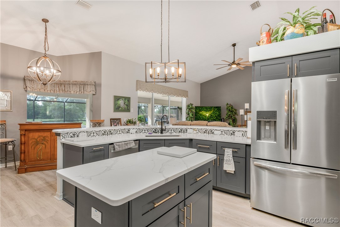 5771 N Carnation Drive, Beverly Hills, New York image 9