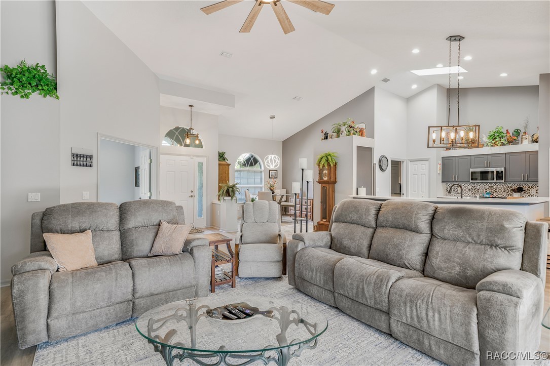 5771 N Carnation Drive, Beverly Hills, New York image 19