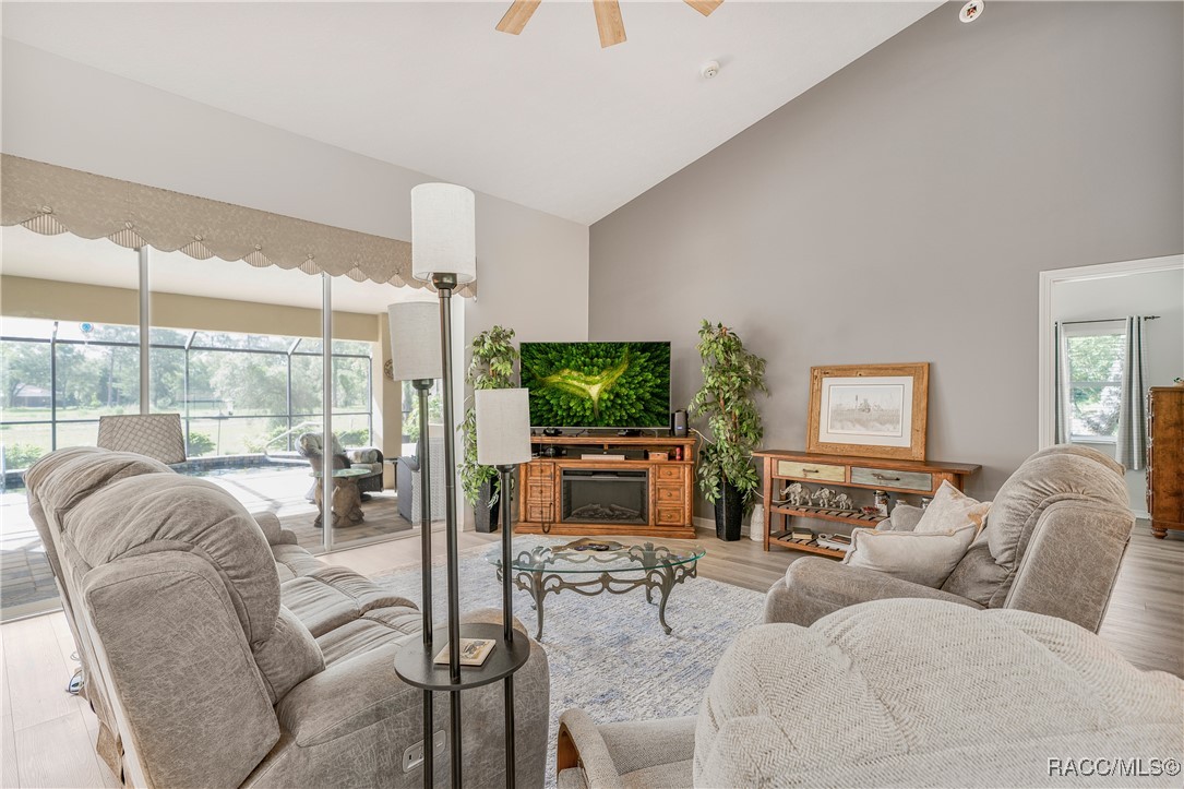 5771 N Carnation Drive, Beverly Hills, New York image 17