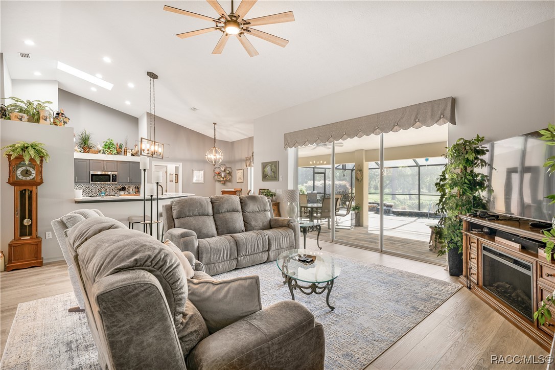 5771 N Carnation Drive, Beverly Hills, New York image 18
