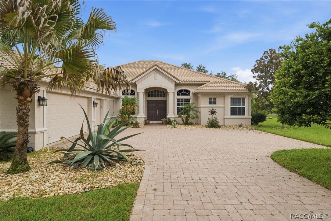 1041 W Beagle Run Loop