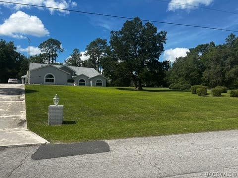 Homes For Sale - 1484 W Pinehill Drive<br/> Beverly Hills, FL 34465