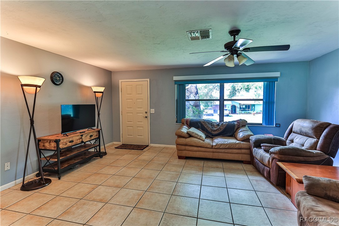 135 W Sugarberry Lane, Beverly Hills, New York image 14