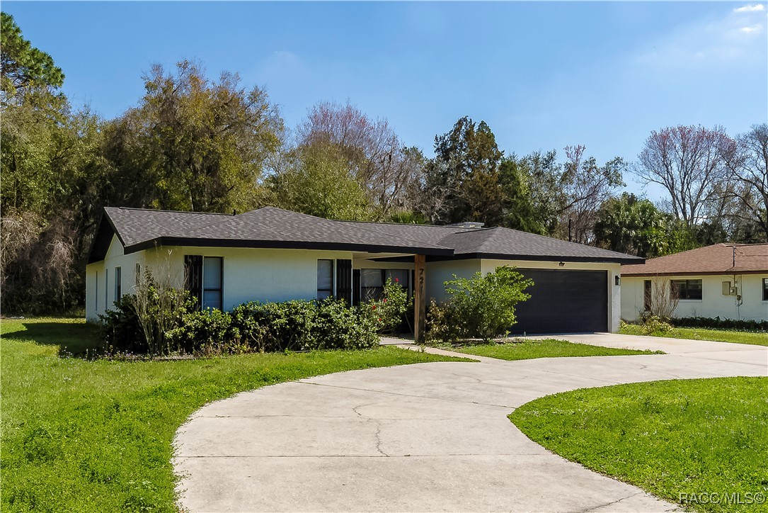 721 N Country Club Drive, Crystal River, New York image 1
