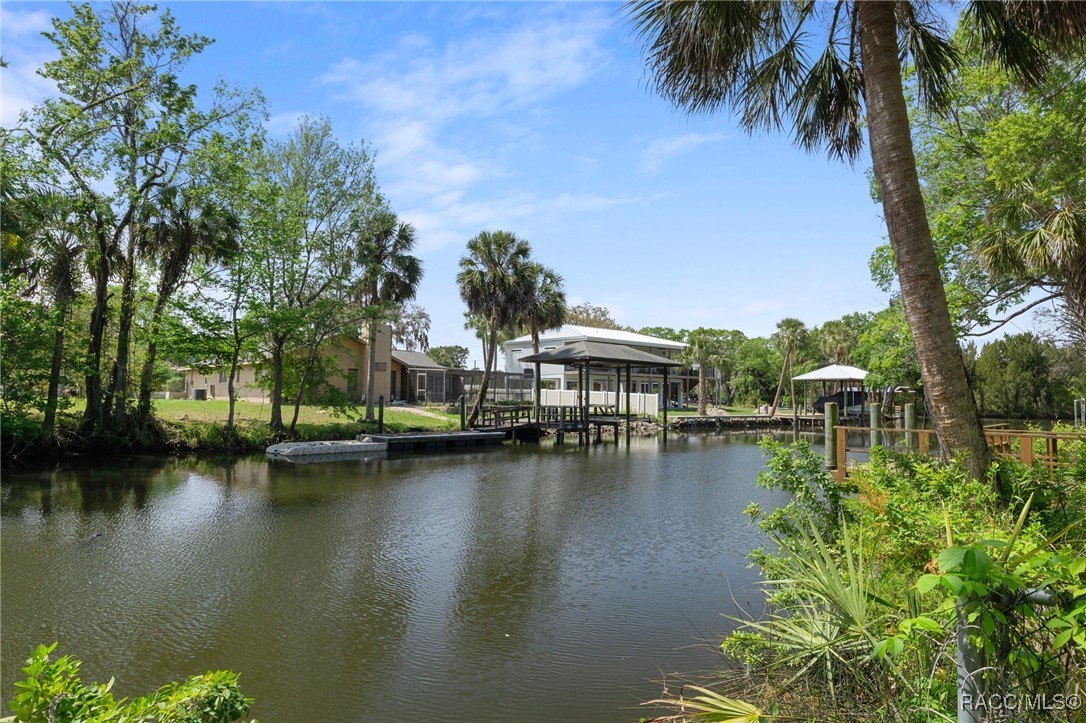 2184 N Watersedge Drive, Crystal River, Florida image 2