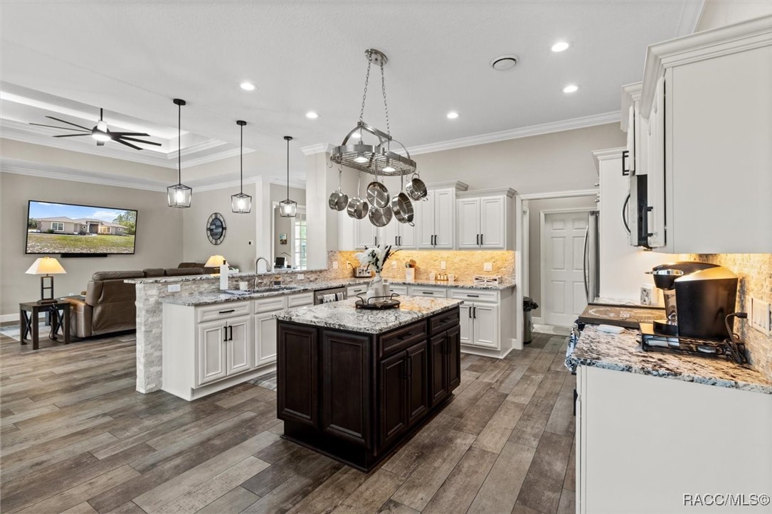 5888 W Corral Place, Beverly Hills, New York image 19