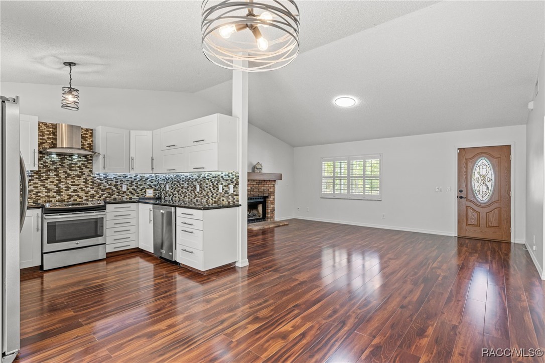 5851 N Hazelwood Drive, Beverly Hills, New York image 9
