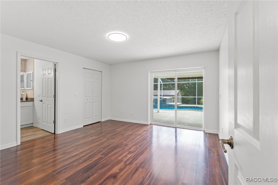 5851 N Hazelwood Drive, Beverly Hills, New York image 19