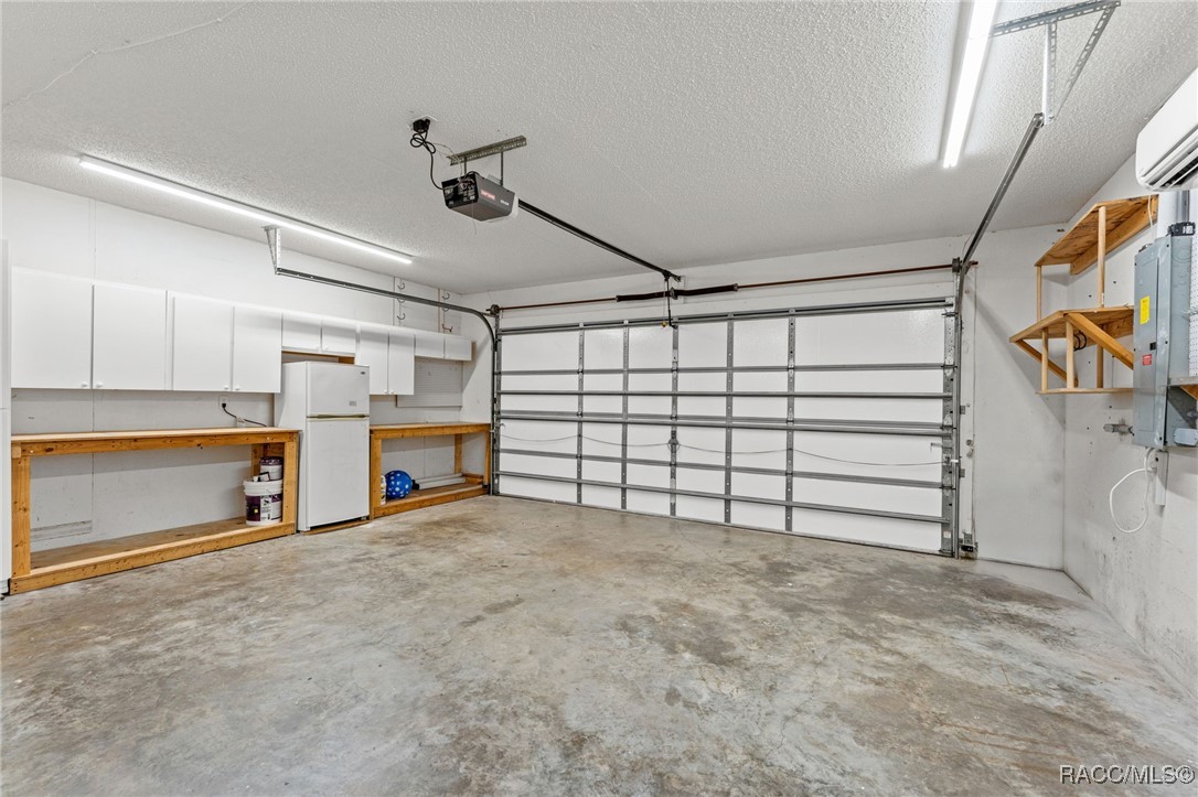 5851 N Hazelwood Drive, Beverly Hills, New York image 31