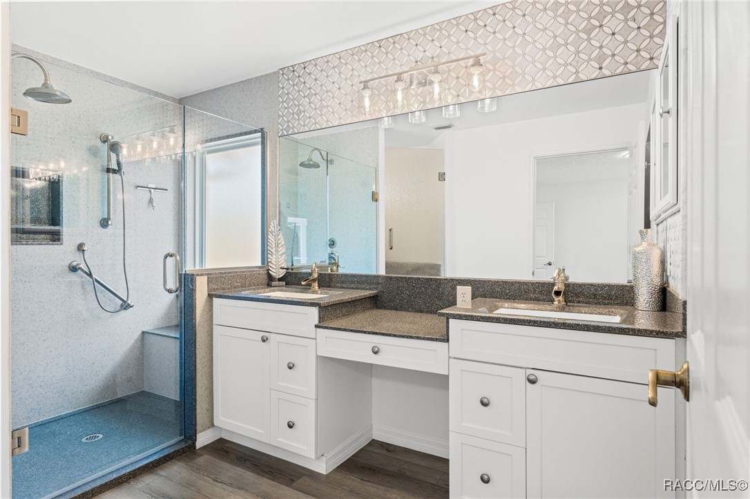 5851 N Hazelwood Drive, Beverly Hills, New York image 21