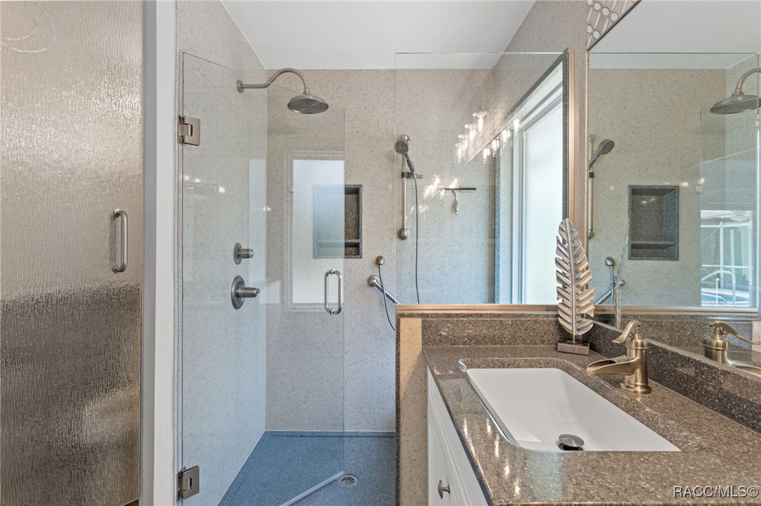 5851 N Hazelwood Drive, Beverly Hills, New York image 22
