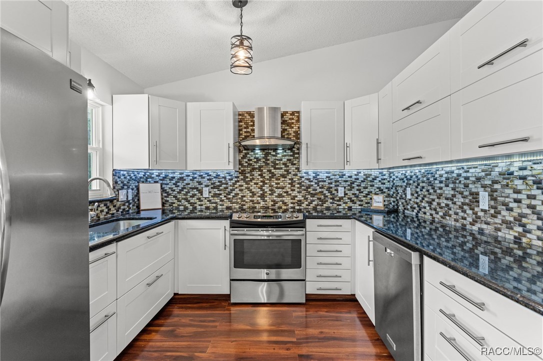 5851 N Hazelwood Drive, Beverly Hills, New York image 17
