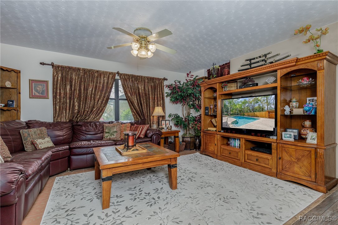 2280 W Middle Lane