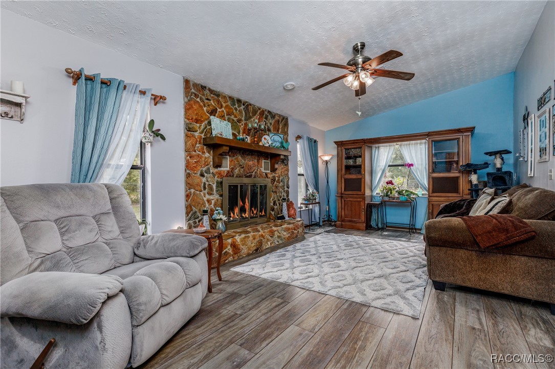 2280 W Middle Lane