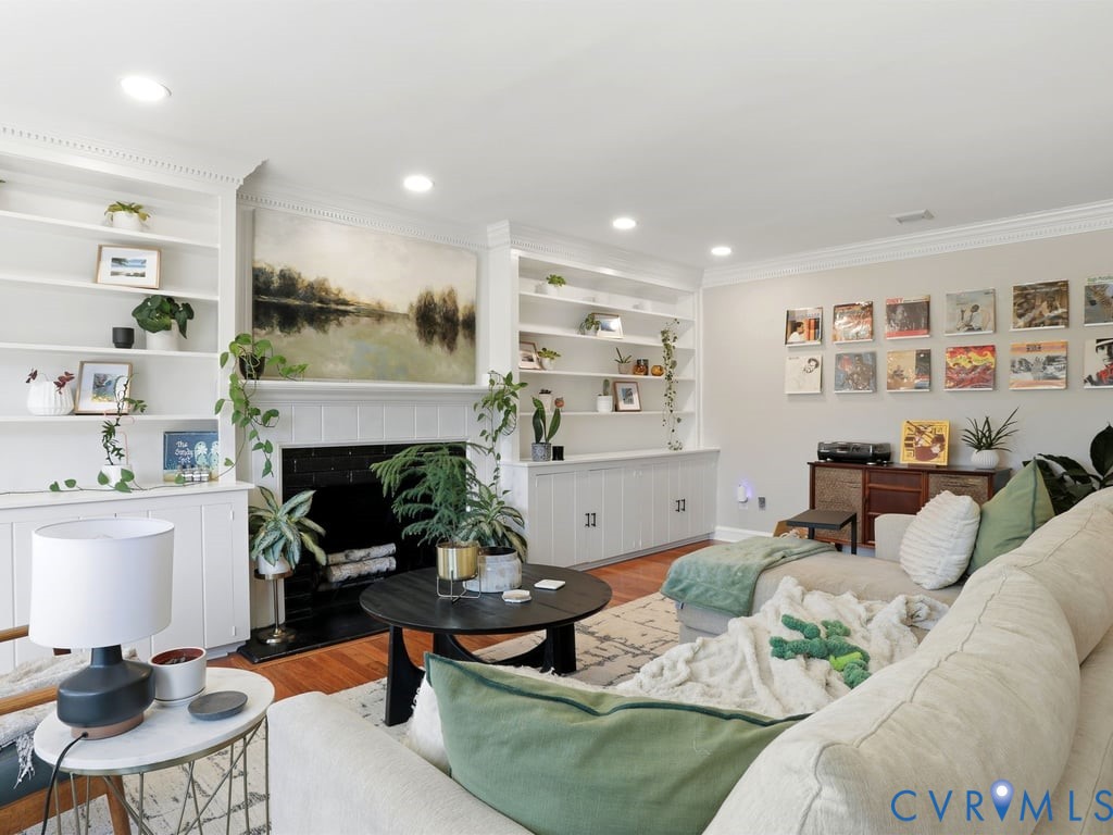 7200 Durwood Crescent