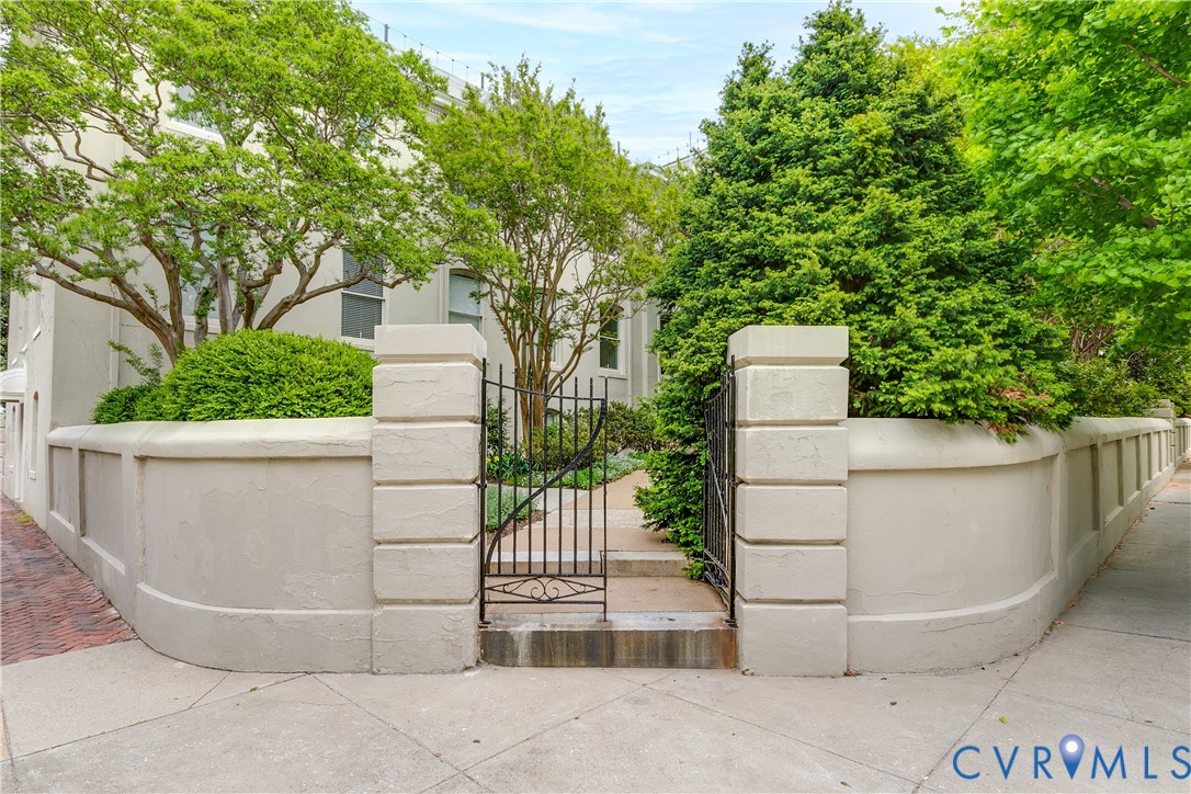 212 W Franklin Street UP01