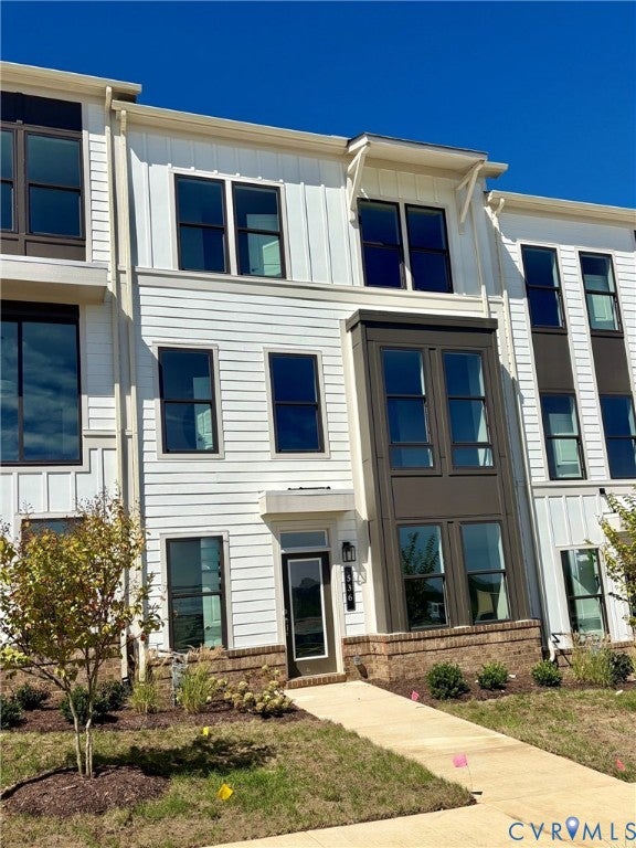512 Aura Avenue