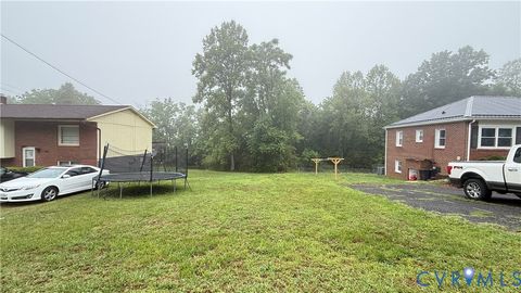 Photo of 1135 1/2 BANNER Street, Martinsville, VA 24112 (MLS # 2616526)
