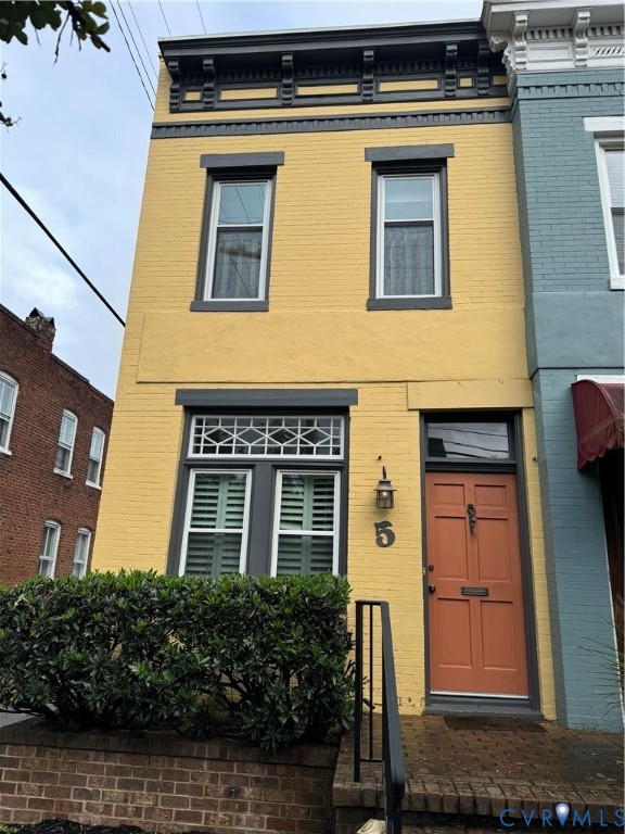 5 N Robinson Street