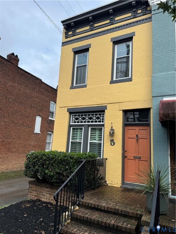 5 N Robinson Street
