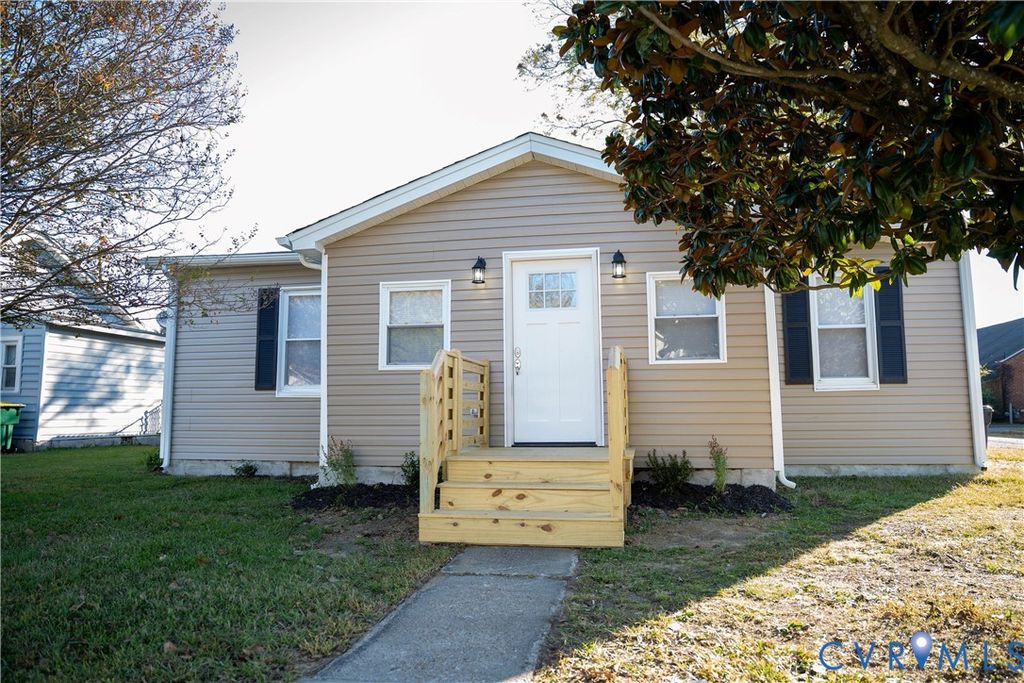 Photo for 411 N 7th Avenue, Hopewell, VA 23860 (MLS # 2530389)