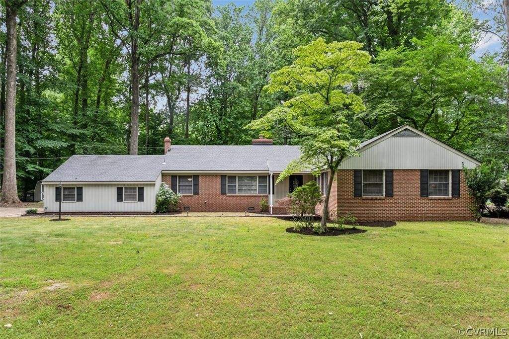 Photo for 170 W Queens Lake Dr, Williamsburg, VA 23185 (MLS # 2415551)