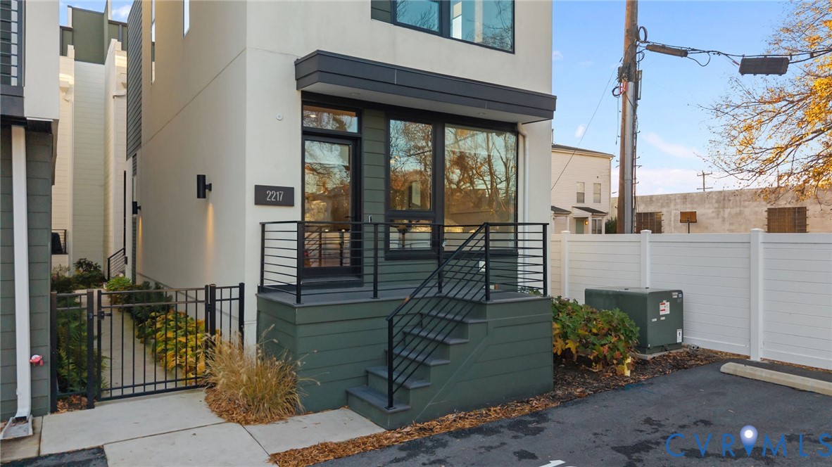 2217 Uptown Alley END