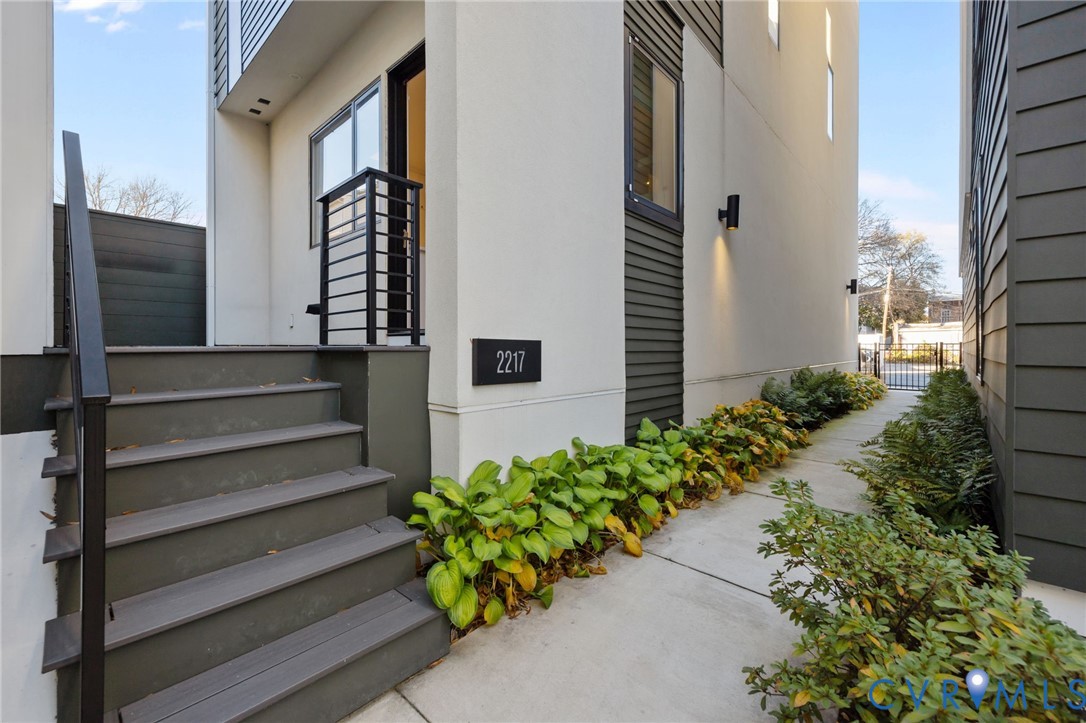 2217 Uptown Alley END