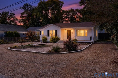 Photo of 32 2nd Avenue AVE, Kilmarnock, VA 22482 (MLS # 2627817)
