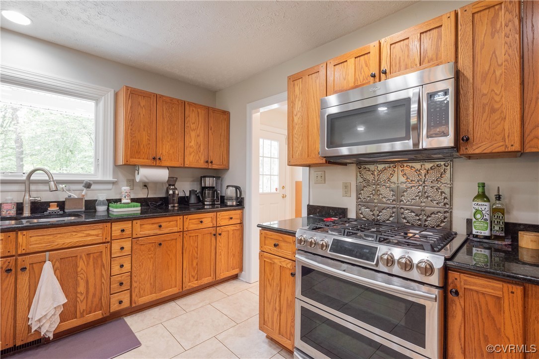 Powhatan, Virginia 23139, United States, 4 Bedrooms Bedrooms, ,5 BathroomsBathrooms,Residential,Pending,119143