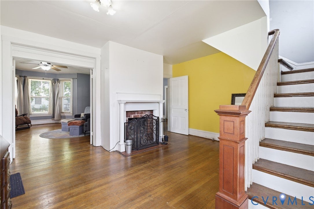 8 N Grove Avenue