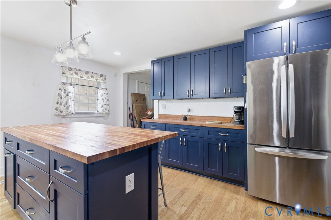 8 N Grove Avenue